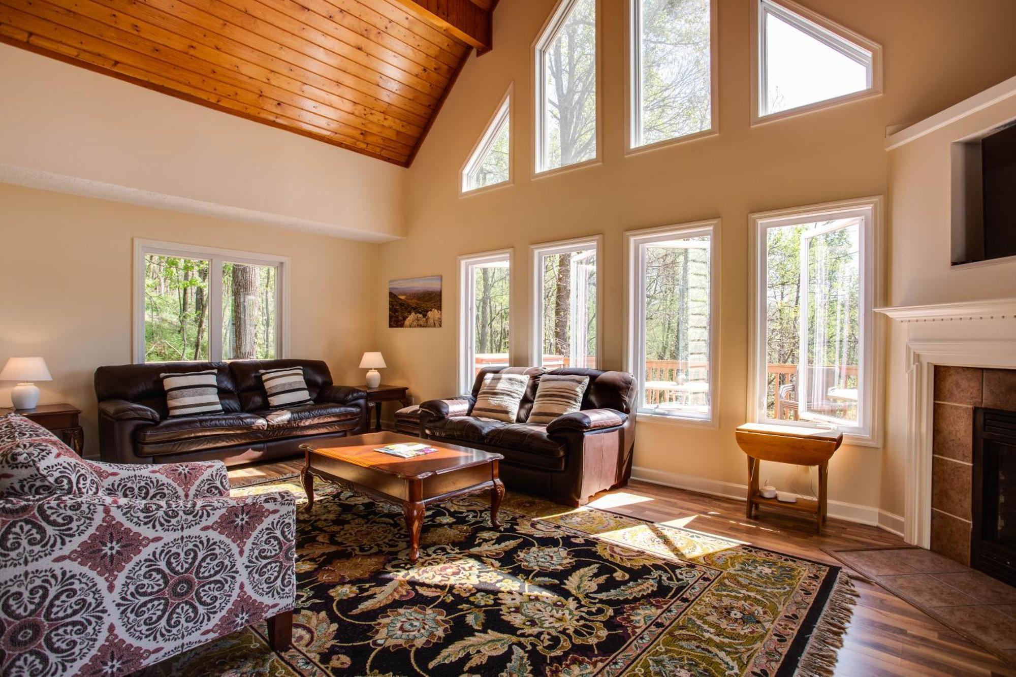 Love Ridge Mountain Lodging Lyndhurst Exterior photo