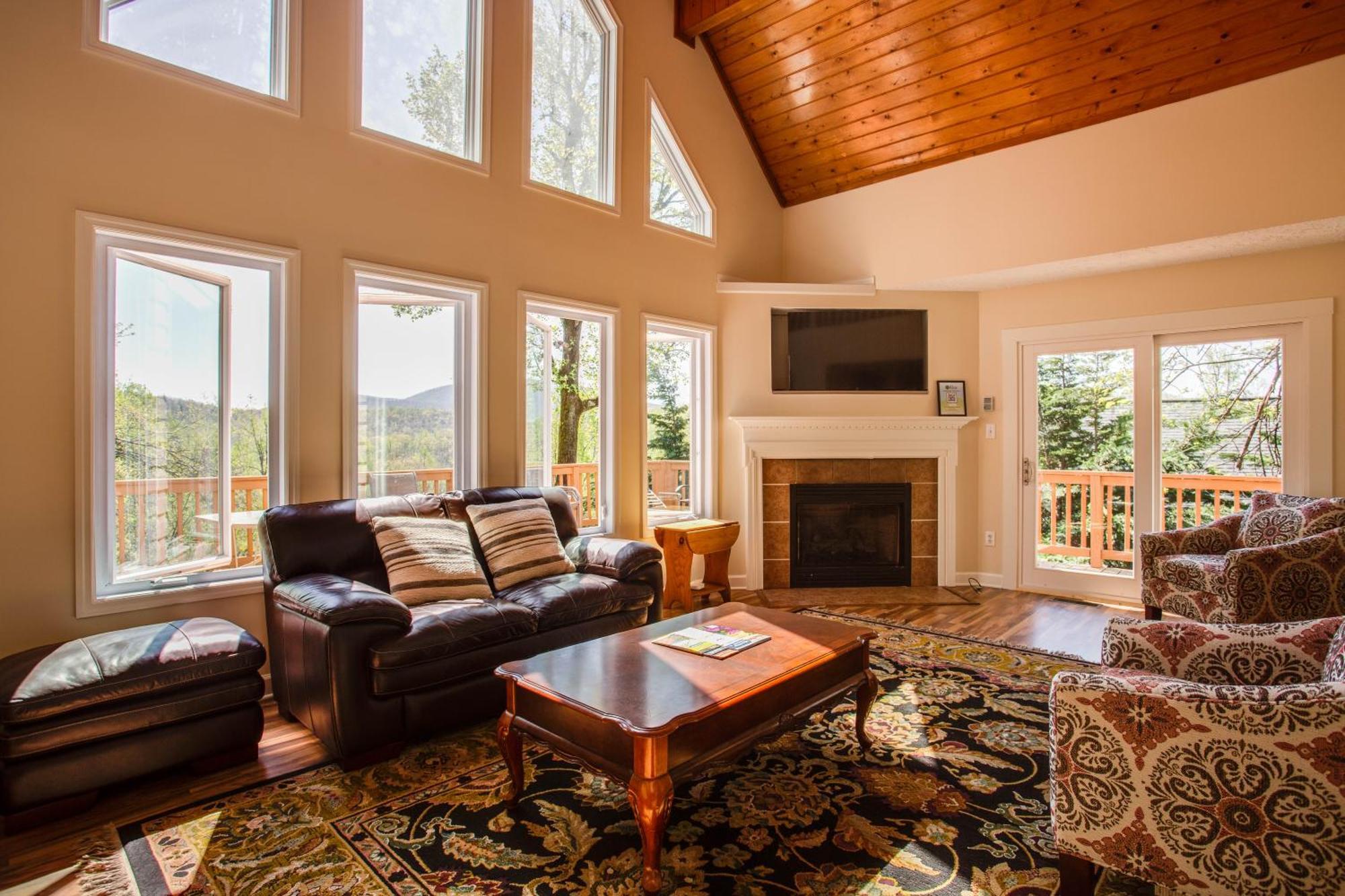Love Ridge Mountain Lodging Lyndhurst Exterior photo